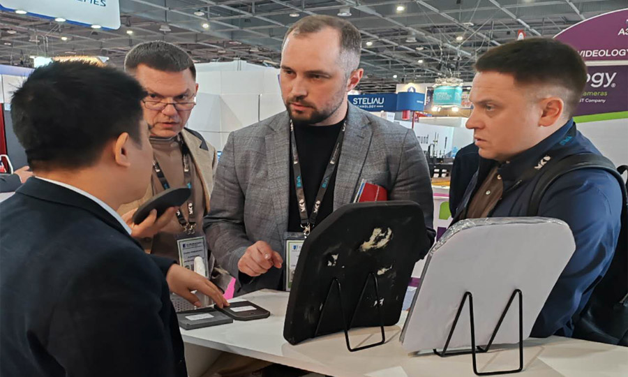 湖南yp街机携最新防弹产品亮相法国欧洲国际防务展